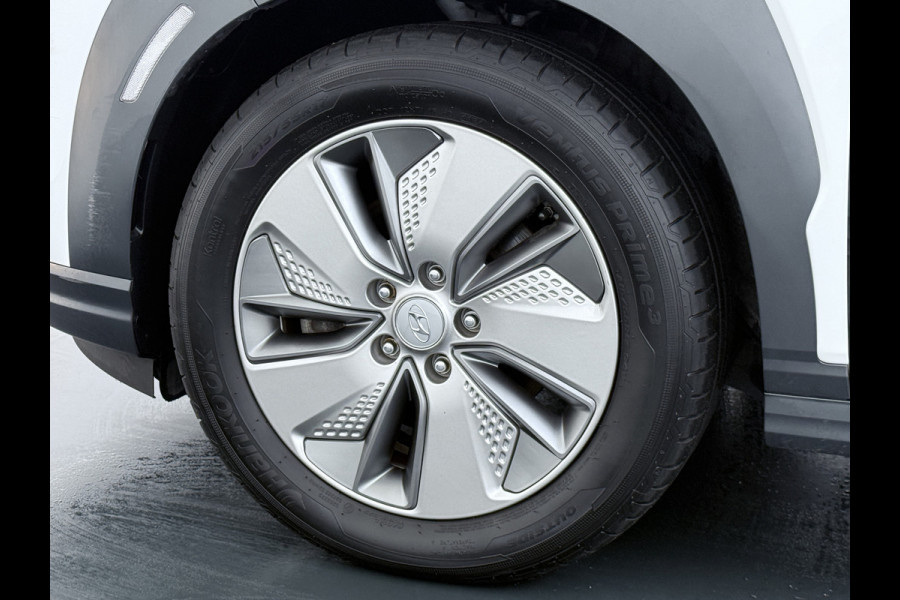 Hyundai Kona EV 64kWh Leer Warmtepomp Camera Adap. Cruise + stop&go Apple Carplay Android Comfort Ecc Pdc Navi* Isofix DAB Led Lmv 17" Lane Assist FCA Keyless 1e Eigenaar Origineel Nederlandse Auto