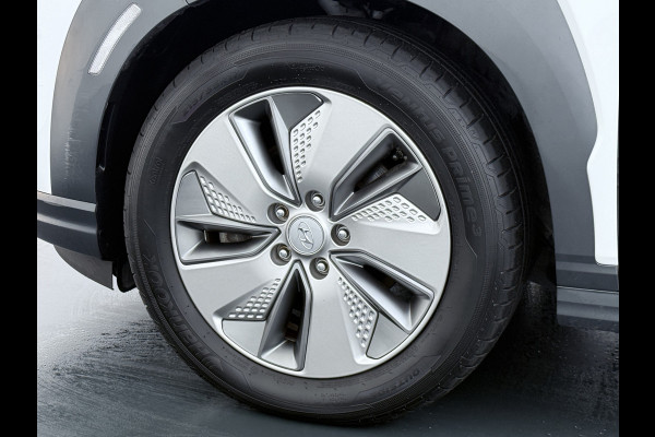 Hyundai Kona EV 64kWh Leer Warmtepomp Camera Adap. Cruise + stop&go Apple Carplay Android Comfort Ecc Pdc Navi* Isofix DAB Led Lmv 17" Lane Assist FCA Keyless 1e Eigenaar Origineel Nederlandse Auto