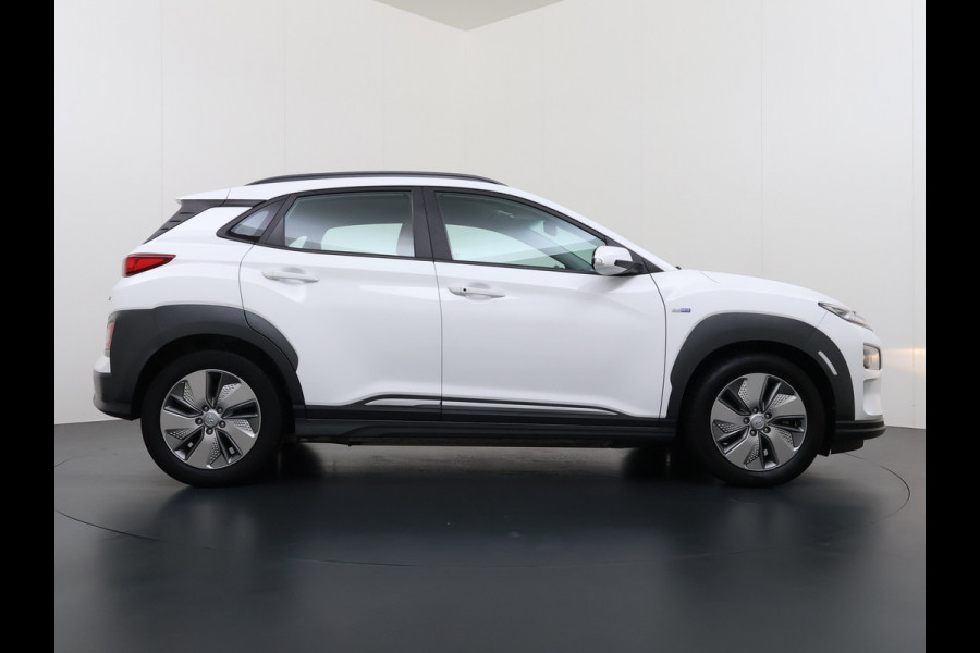 Hyundai Kona EV 64kWh Leer Warmtepomp Camera Adap. Cruise + stop&go Apple Carplay Android Comfort Ecc Pdc Navi* Isofix DAB Led Lmv 17" Lane Assist FCA Keyless 1e Eigenaar Origineel Nederlandse Auto