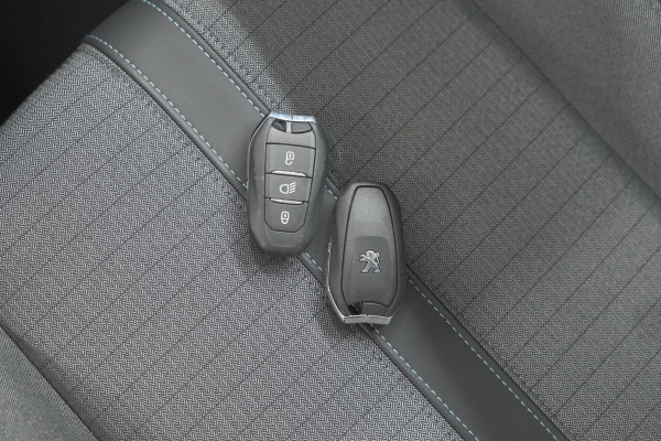 Peugeot 208 PureTech 100 Allure Pack | Camera | Stoelverwarming | Apple Carplay | Parkeersensoren