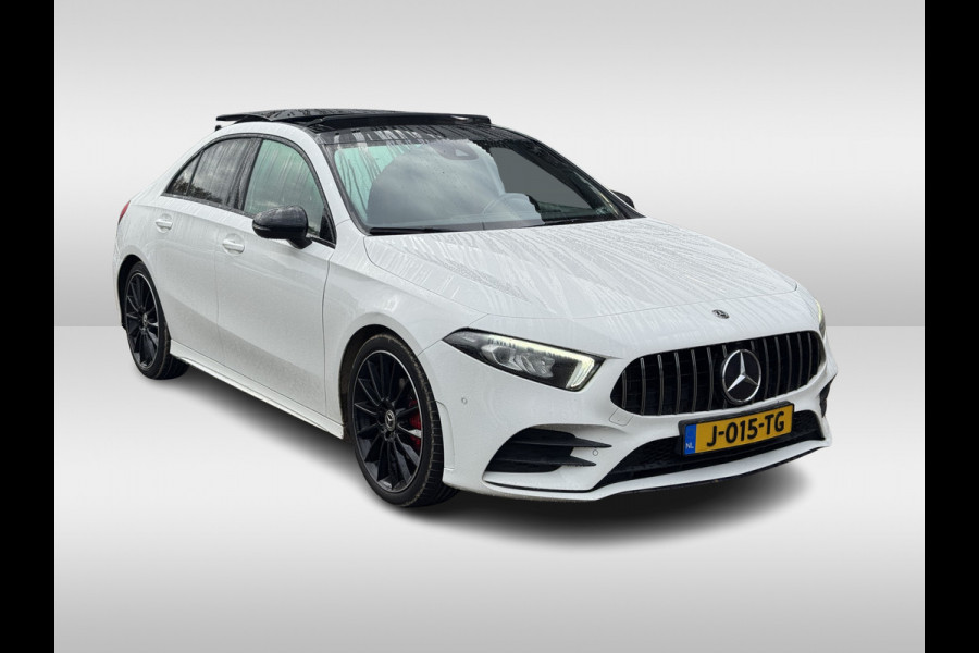 Mercedes-Benz A-Klasse 180 d Business Solution AMG / A35 AMG Look / Panoramadak / Camera / 19'' / Leder&Alcanatara / Nightpakket / Cruise Control