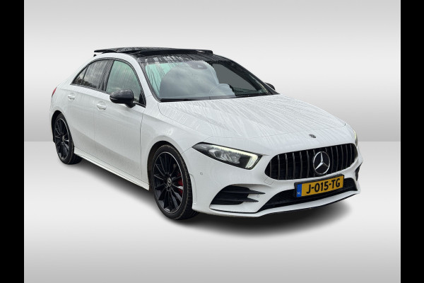 Mercedes-Benz A-Klasse 180 d Business Solution AMG / A35 AMG Look / Panoramadak / Camera / 19'' / Leder&Alcanatara / Nightpakket / Cruise Control