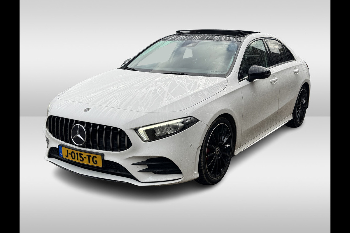 Mercedes-Benz A-Klasse 180 d Business Solution AMG / A35 AMG Look / Panoramadak / Camera / 19'' / Leder&Alcanatara / Nightpakket / Cruise Control