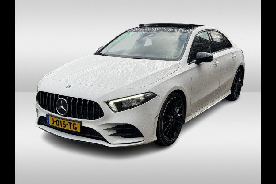 Mercedes-Benz A-Klasse 180 d Business Solution AMG / A35 AMG Look / Panoramadak / Camera / 19'' / Leder&Alcanatara / Nightpakket / Cruise Control