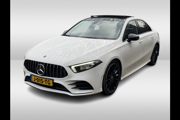 Mercedes-Benz A-Klasse 180 d Business Solution AMG / A35 AMG Look / Panoramadak / Camera / 19'' / Leder&Alcanatara / Nightpakket / Cruise Control