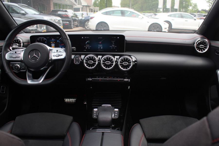 Mercedes-Benz A-Klasse 180 d Business Solution AMG / A35 AMG Look / Panoramadak / Camera / 19'' / Leder&Alcanatara / Nightpakket / Cruise Control
