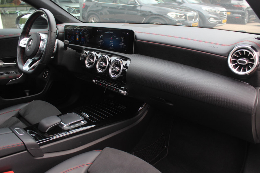Mercedes-Benz A-Klasse 180 d Business Solution AMG / A35 AMG Look / Panoramadak / Camera / 19'' / Leder&Alcanatara / Nightpakket / Cruise Control