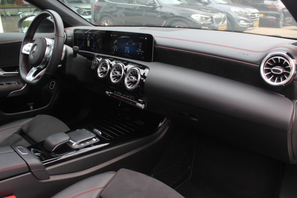 Mercedes-Benz A-Klasse 180 d Business Solution AMG / A35 AMG Look / Panoramadak / Camera / 19'' / Leder&Alcanatara / Nightpakket / Cruise Control