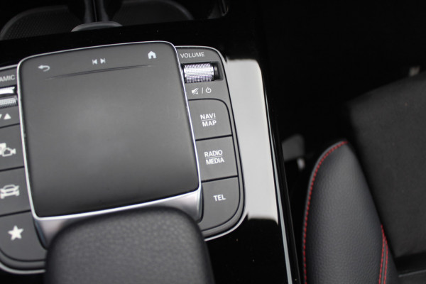 Mercedes-Benz A-Klasse 180 d Business Solution AMG / A35 AMG Look / Panoramadak / Camera / 19'' / Leder&Alcanatara / Nightpakket / Cruise Control