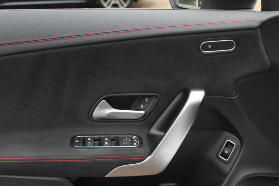 Mercedes-Benz A-Klasse 180 d Business Solution AMG / A35 AMG Look / Panoramadak / Camera / 19'' / Leder&Alcanatara / Nightpakket / Cruise Control