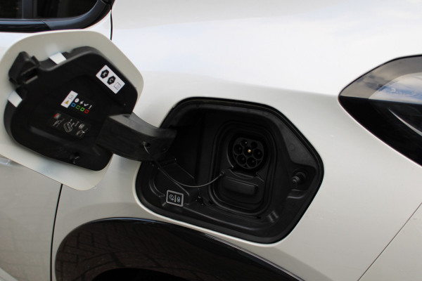 Peugeot e-208 EV GT Pack 50 kWh | Panoramadak | Navigatie | Stoelverwarming Actieweken 1 t/m 15 november!