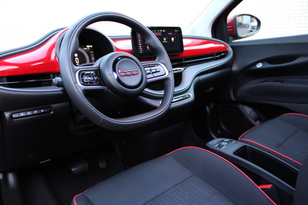 Fiat 500 RED 42 kWh | Navigatie | Winterpack | Red edition Actieweken 1 t/m 15 november!