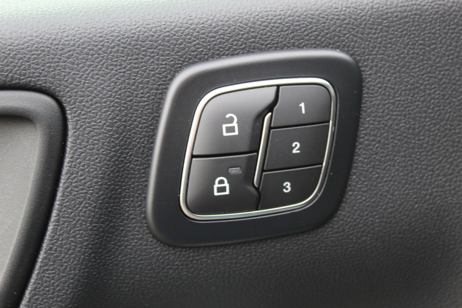 Ford Kuga 2.5-243pk PHEV ST-Line X. 2100kg trekgewicht ! Nieuw Model ! Van €. 54.937,- voor €. 43.735,- ! Trekgewicht van 2.100kg ! Elektr. verstelb. AGR stoelen voor, Stoel-, stuur-, voorraam- en achterbank verwarming, Elektr. panorama/schuif-kanteldak , Trekhaak wegklapbaar,