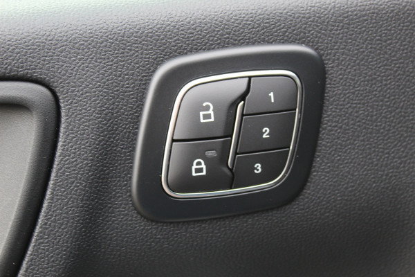 Ford Kuga 2.5-243pk PHEV ST-Line X. 2100kg trekgewicht ! Nieuw Model ! Van €. 54.937,- voor €. 43.735,- ! Trekgewicht van 2.100kg ! Elektr. verstelb. AGR stoelen voor, Stoel-, stuur-, voorraam- en achterbank verwarming, Elektr. panorama/schuif-kanteldak , Trekhaak wegklapbaar,