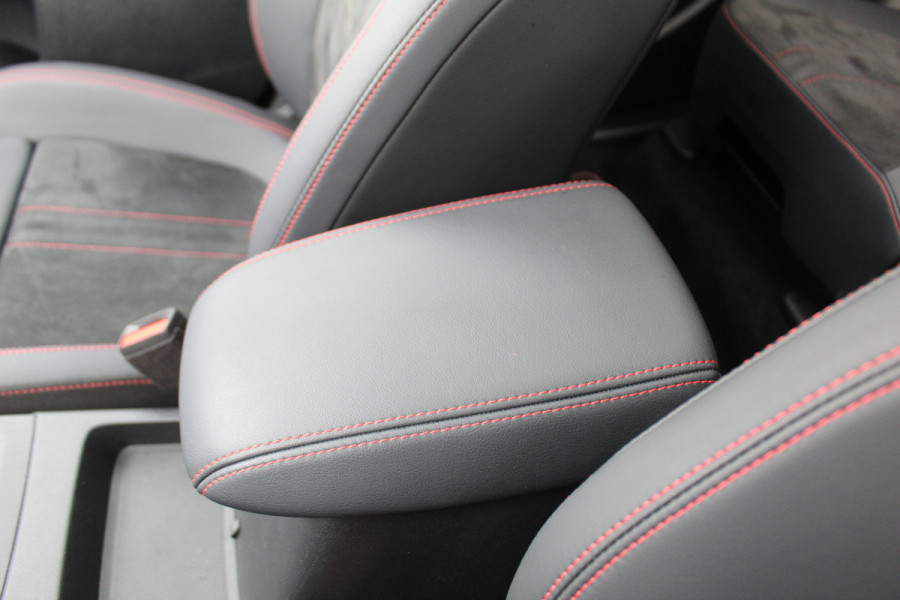 Ford Kuga 2.5-243pk PHEV ST-Line X. 2100kg trekgewicht ! Nieuw Model ! Van €. 54.937,- voor €. 43.735,- ! Trekgewicht van 2.100kg ! Elektr. verstelb. AGR stoelen voor, Stoel-, stuur-, voorraam- en achterbank verwarming, Elektr. panorama/schuif-kanteldak , Trekhaak wegklapbaar,