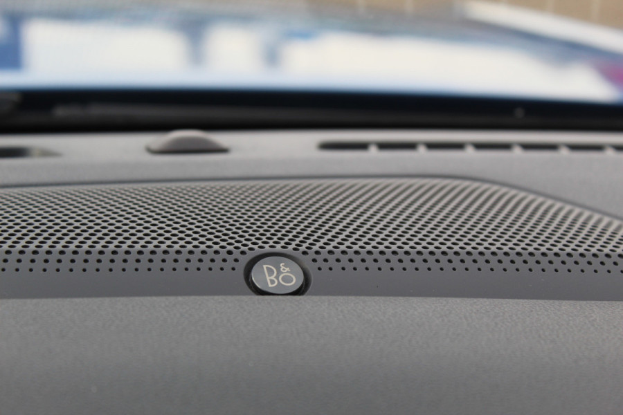 Ford Kuga 2.5-243pk PHEV ST-Line X. 2100kg trekgewicht ! Nieuw Model ! Van €. 54.937,- voor €. 43.735,- ! Trekgewicht van 2.100kg ! Elektr. verstelb. AGR stoelen voor, Stoel-, stuur-, voorraam- en achterbank verwarming, Elektr. panorama/schuif-kanteldak , Trekhaak wegklapbaar,