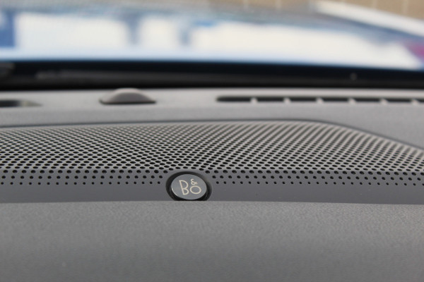 Ford Kuga 2.5-243pk PHEV ST-Line X. 2100kg trekgewicht ! Nieuw Model ! Van €. 54.937,- voor €. 43.735,- ! Trekgewicht van 2.100kg ! Elektr. verstelb. AGR stoelen voor, Stoel-, stuur-, voorraam- en achterbank verwarming, Elektr. panorama/schuif-kanteldak , Trekhaak wegklapbaar,