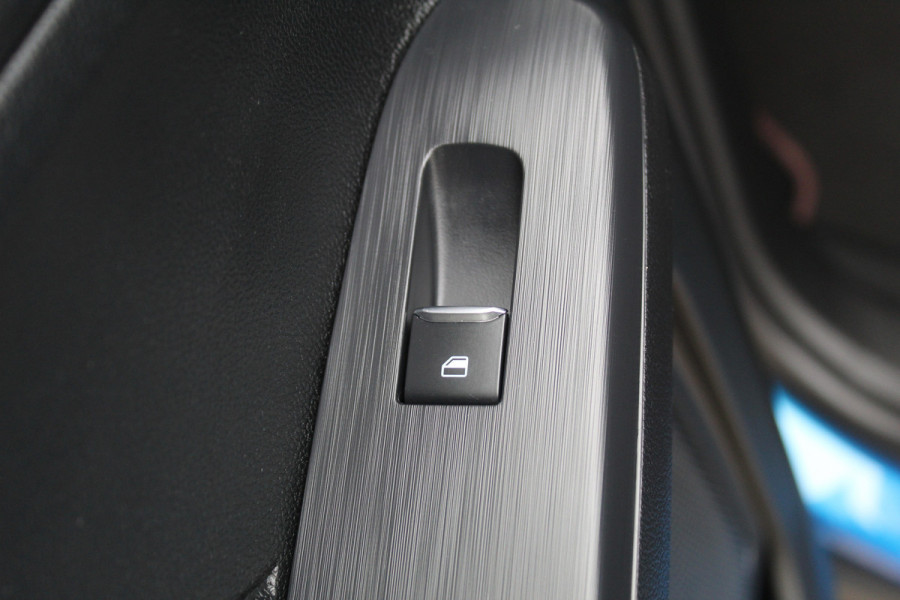 Ford Kuga 2.5-243pk PHEV ST-Line X. 2100kg trekgewicht ! Nieuw Model ! Van €. 54.937,- voor €. 43.735,- ! Trekgewicht van 2.100kg ! Elektr. verstelb. AGR stoelen voor, Stoel-, stuur-, voorraam- en achterbank verwarming, Elektr. panorama/schuif-kanteldak , Trekhaak wegklapbaar,