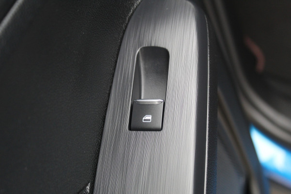 Ford Kuga 2.5-243pk PHEV ST-Line X. 2100kg trekgewicht ! Nieuw Model ! Van €. 54.937,- voor €. 43.735,- ! Trekgewicht van 2.100kg ! Elektr. verstelb. AGR stoelen voor, Stoel-, stuur-, voorraam- en achterbank verwarming, Elektr. panorama/schuif-kanteldak , Trekhaak wegklapbaar,