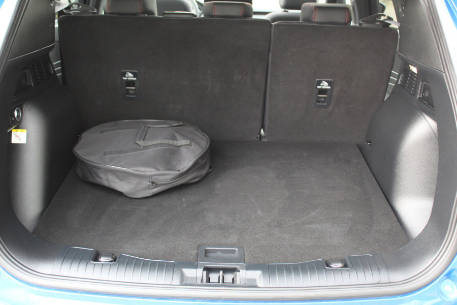 Ford Kuga 2.5-243pk PHEV ST-Line X. 2100kg trekgewicht ! Nieuw Model ! Van €. 54.937,- voor €. 43.735,- ! Trekgewicht van 2.100kg ! Elektr. verstelb. AGR stoelen voor, Stoel-, stuur-, voorraam- en achterbank verwarming, Elektr. panorama/schuif-kanteldak , Trekhaak wegklapbaar,