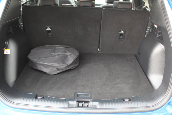 Ford Kuga 2.5-243pk PHEV ST-Line X. 2100kg trekgewicht ! Nieuw Model ! Van €. 54.937,- voor €. 43.735,- ! Trekgewicht van 2.100kg ! Elektr. verstelb. AGR stoelen voor, Stoel-, stuur-, voorraam- en achterbank verwarming, Elektr. panorama/schuif-kanteldak , Trekhaak wegklapbaar,