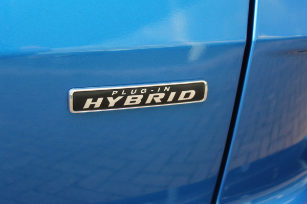 Ford Kuga 2.5-243pk PHEV ST-Line X. 2100kg trekgewicht ! Nieuw Model ! Van €. 54.937,- voor €. 43.735,- ! Trekgewicht van 2.100kg ! Elektr. verstelb. AGR stoelen voor, Stoel-, stuur-, voorraam- en achterbank verwarming, Elektr. panorama/schuif-kanteldak , Trekhaak wegklapbaar,