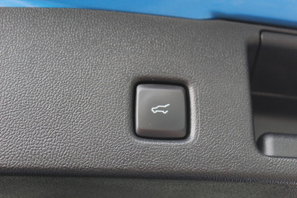 Ford Kuga 2.5-243pk PHEV ST-Line X. 2100kg trekgewicht ! Nieuw Model ! Van €. 54.937,- voor €. 43.735,- ! Trekgewicht van 2.100kg ! Elektr. verstelb. AGR stoelen voor, Stoel-, stuur-, voorraam- en achterbank verwarming, Elektr. panorama/schuif-kanteldak , Trekhaak wegklapbaar,