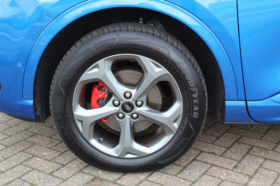 Ford Kuga 2.5-243pk PHEV ST-Line X. 2100kg trekgewicht ! Nieuw Model ! Van €. 54.937,- voor €. 43.735,- ! Trekgewicht van 2.100kg ! Elektr. verstelb. AGR stoelen voor, Stoel-, stuur-, voorraam- en achterbank verwarming, Elektr. panorama/schuif-kanteldak , Trekhaak wegklapbaar,