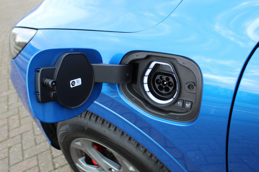 Ford Kuga 2.5-243pk PHEV ST-Line X. 2100kg trekgewicht ! Nieuw Model ! Van €. 54.937,- voor €. 43.735,- ! Trekgewicht van 2.100kg ! Elektr. verstelb. AGR stoelen voor, Stoel-, stuur-, voorraam- en achterbank verwarming, Elektr. panorama/schuif-kanteldak , Trekhaak wegklapbaar,