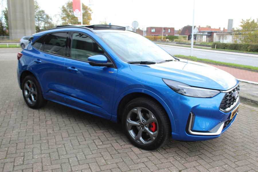 Ford Kuga 2.5-243pk PHEV ST-Line X. 2100kg trekgewicht ! Nieuw Model ! Van €. 54.937,- voor €. 43.735,- ! Trekgewicht van 2.100kg ! Elektr. verstelb. AGR stoelen voor, Stoel-, stuur-, voorraam- en achterbank verwarming, Elektr. panorama/schuif-kanteldak , Trekhaak wegklapbaar,