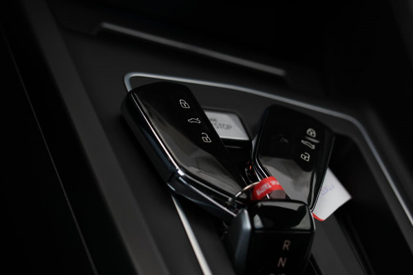 Volkswagen Golf 2.0 TSI R 4Motion *Akra*Pano*Leder*H&K*Performance*