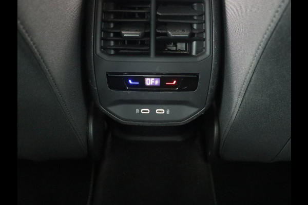 Seat Leon 1.0 TSI Style Business Intense | Trekhaak | Stoelverwarming | Carplay | Adaptive cruise | Stuurverwarming | Keyless | Camera | Navigatie | Full LED | Park Assist | Digital Cockpit