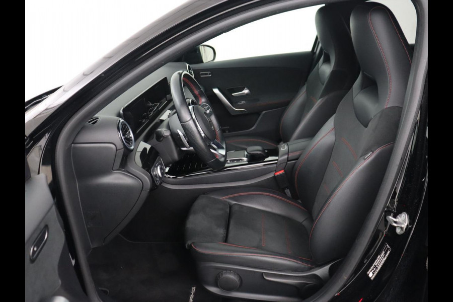 Mercedes-Benz A-Klasse 250e AMG Night | Carplay | Stoelverwarming | Camera | Half leder | Navigatie | Full LED | Climate control | Cruise control | Getint glas | PHEV | Plug In