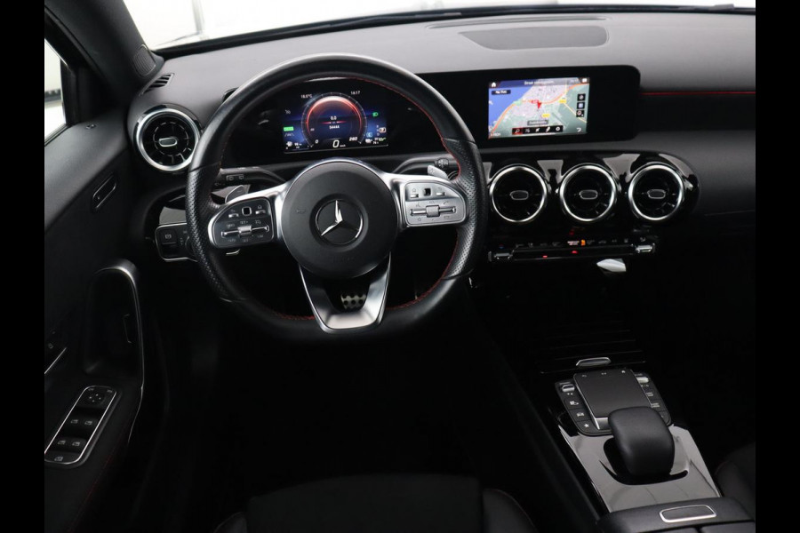 Mercedes-Benz A-Klasse 250e AMG Night | Carplay | Stoelverwarming | Camera | Half leder | Navigatie | Full LED | Climate control | Cruise control | Getint glas | PHEV | Plug In