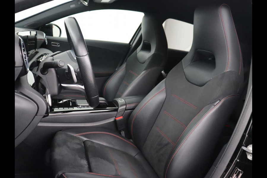 Mercedes-Benz A-Klasse 250e AMG Night | Carplay | Stoelverwarming | Camera | Half leder | Navigatie | Full LED | Climate control | Cruise control | Getint glas | PHEV | Plug In