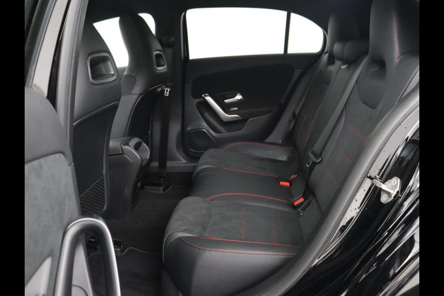 Mercedes-Benz A-Klasse 250e AMG Night | Carplay | Stoelverwarming | Camera | Half leder | Navigatie | Full LED | Climate control | Cruise control | Getint glas | PHEV | Plug In