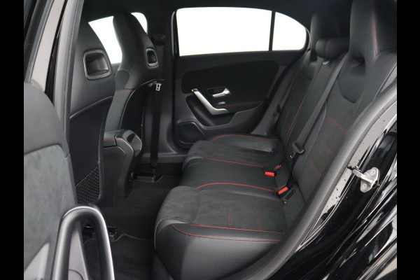 Mercedes-Benz A-Klasse 250e AMG Night | Carplay | Stoelverwarming | Camera | Half leder | Navigatie | Full LED | Climate control | Cruise control | Getint glas | PHEV | Plug In