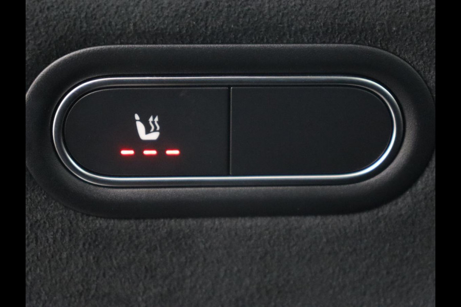 Mercedes-Benz A-Klasse 250e AMG Night | Carplay | Stoelverwarming | Camera | Half leder | Navigatie | Full LED | Climate control | Cruise control | Getint glas | PHEV | Plug In