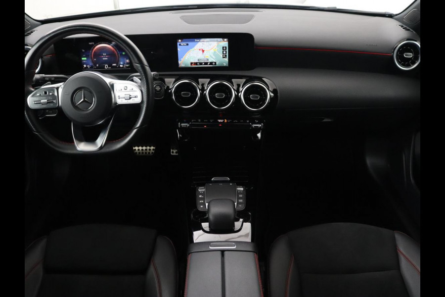 Mercedes-Benz A-Klasse 250e AMG Night | Carplay | Stoelverwarming | Camera | Half leder | Navigatie | Full LED | Climate control | Cruise control | Getint glas | PHEV | Plug In