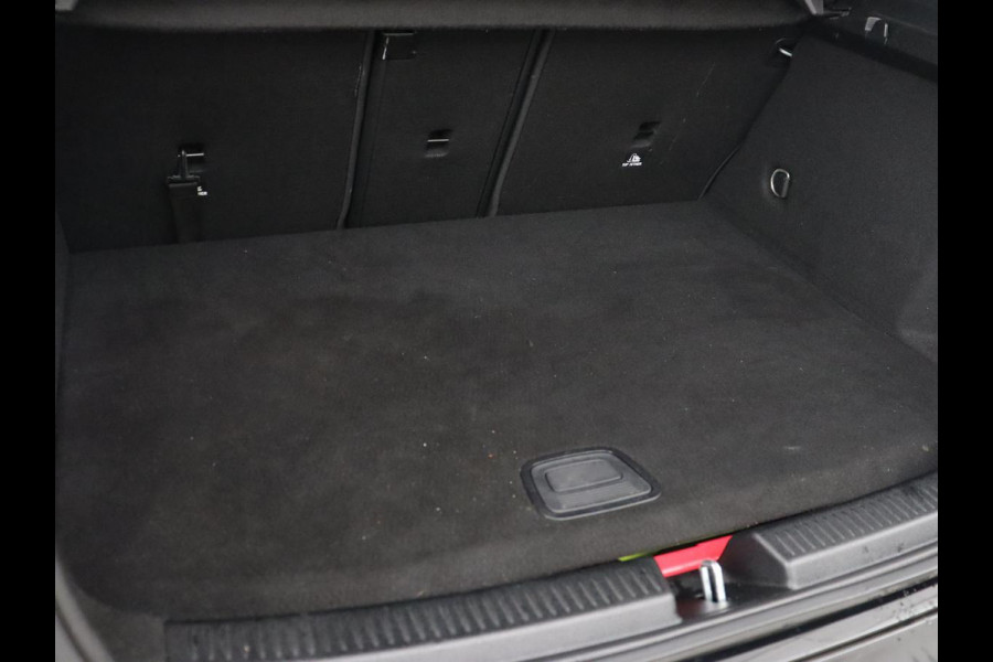 Mercedes-Benz A-Klasse 250e AMG Night | Carplay | Stoelverwarming | Camera | Half leder | Navigatie | Full LED | Climate control | Cruise control | Getint glas | PHEV | Plug In