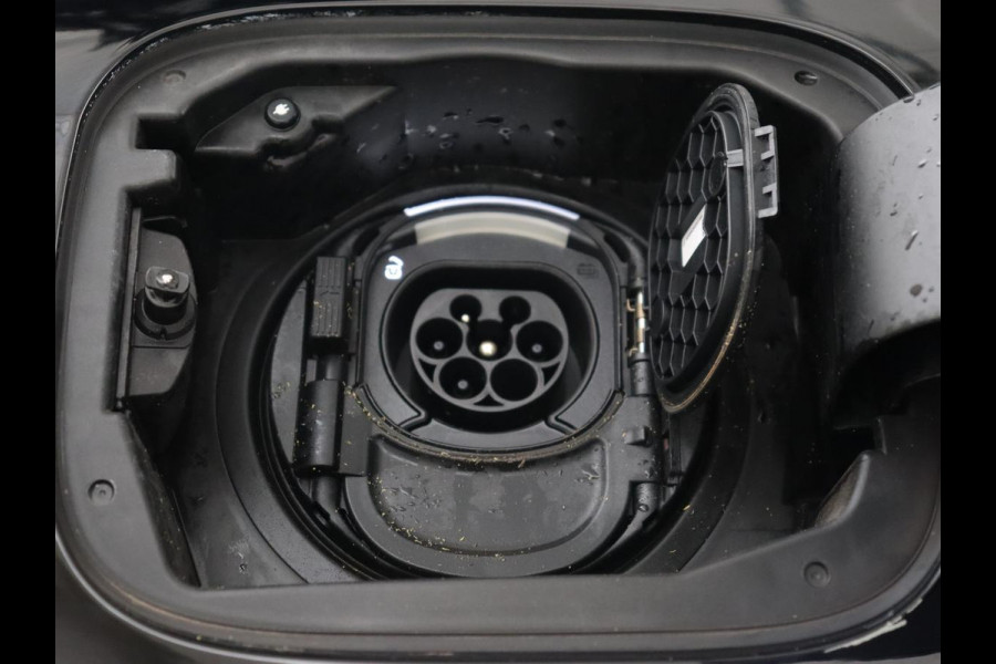 Mercedes-Benz A-Klasse 250e AMG Night | Carplay | Stoelverwarming | Camera | Half leder | Navigatie | Full LED | Climate control | Cruise control | Getint glas | PHEV | Plug In