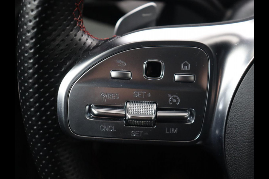 Mercedes-Benz A-Klasse 250e AMG Night | Carplay | Stoelverwarming | Camera | Half leder | Navigatie | Full LED | Climate control | Cruise control | Getint glas | PHEV | Plug In