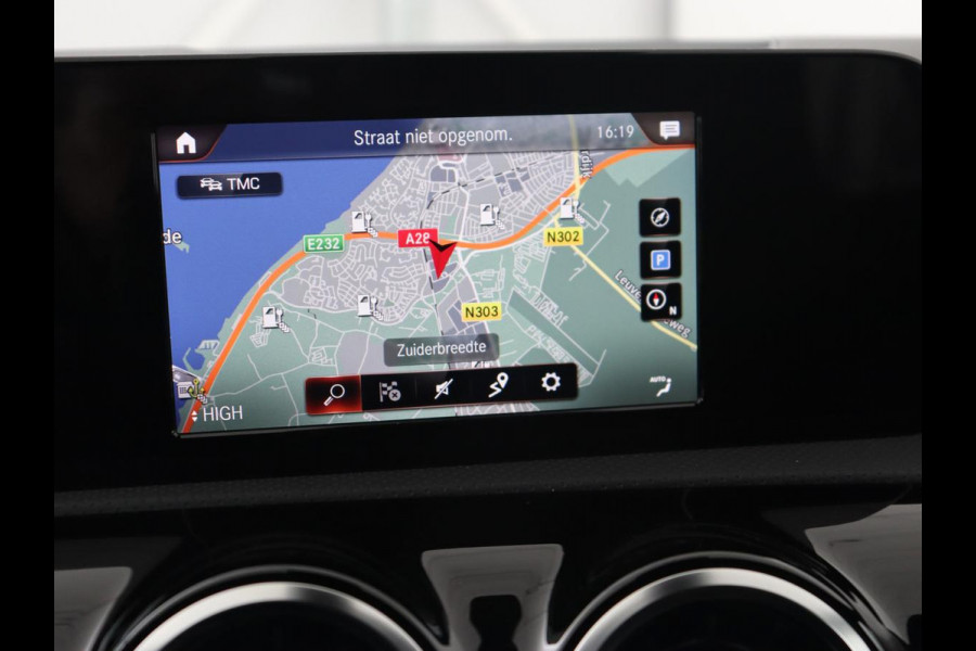 Mercedes-Benz A-Klasse 250e AMG Night | Carplay | Stoelverwarming | Camera | Half leder | Navigatie | Full LED | Climate control | Cruise control | Getint glas | PHEV | Plug In