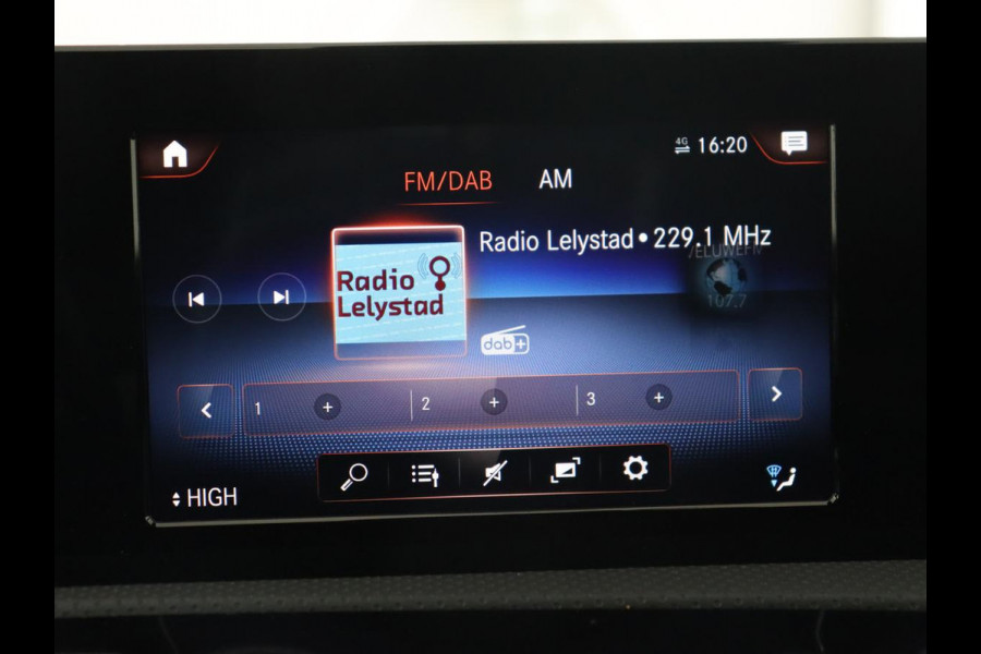 Mercedes-Benz A-Klasse 250e AMG Night | Carplay | Stoelverwarming | Camera | Half leder | Navigatie | Full LED | Climate control | Cruise control | Getint glas | PHEV | Plug In