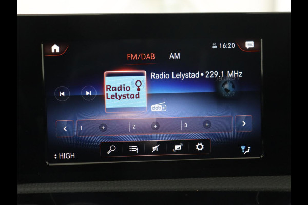 Mercedes-Benz A-Klasse 250e AMG Night | Carplay | Stoelverwarming | Camera | Half leder | Navigatie | Full LED | Climate control | Cruise control | Getint glas | PHEV | Plug In