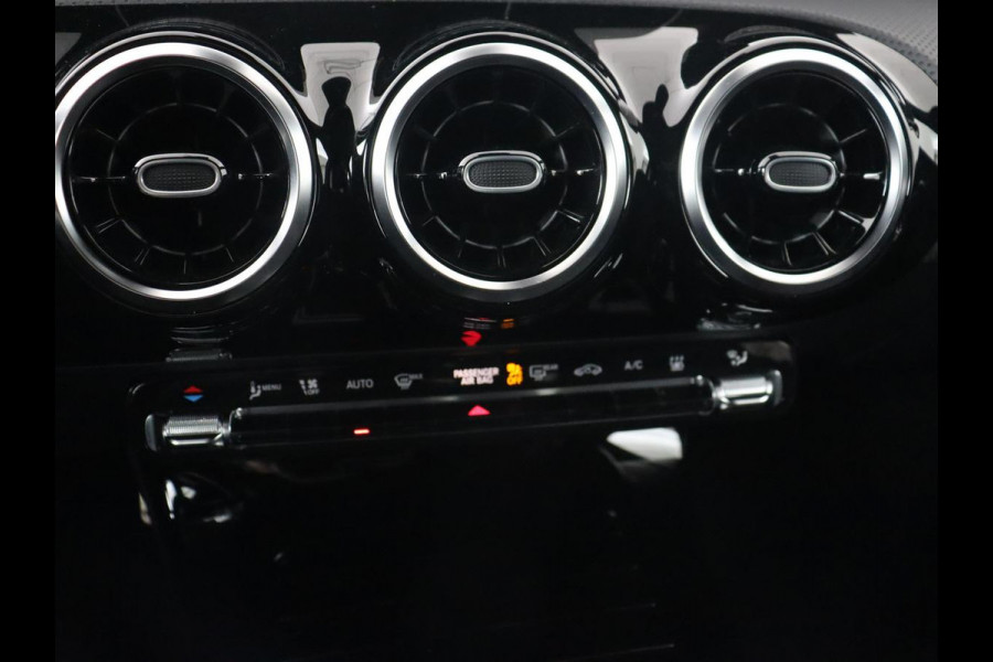 Mercedes-Benz A-Klasse 250e AMG Night | Carplay | Stoelverwarming | Camera | Half leder | Navigatie | Full LED | Climate control | Cruise control | Getint glas | PHEV | Plug In