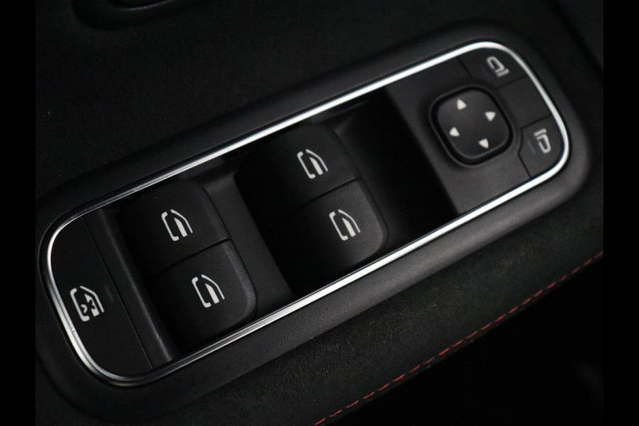 Mercedes-Benz A-Klasse 250e AMG Night | Carplay | Stoelverwarming | Camera | Half leder | Navigatie | Full LED | Climate control | Cruise control | Getint glas | PHEV | Plug In