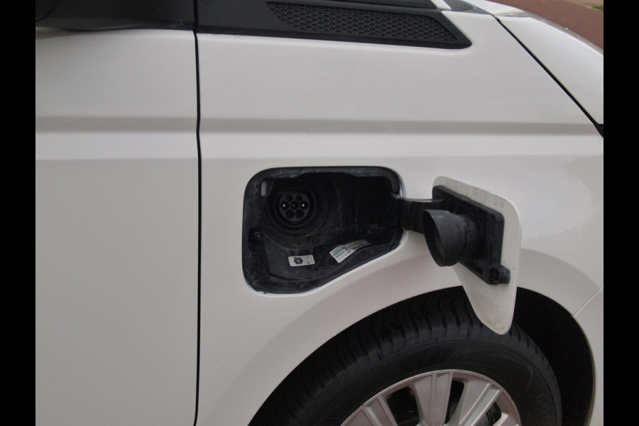 Volkswagen Multivan 1.4 eHybrid L2H1 Life | 7-persoons | Camera | Cruise Control | Apple Carplay | NL-Auto |