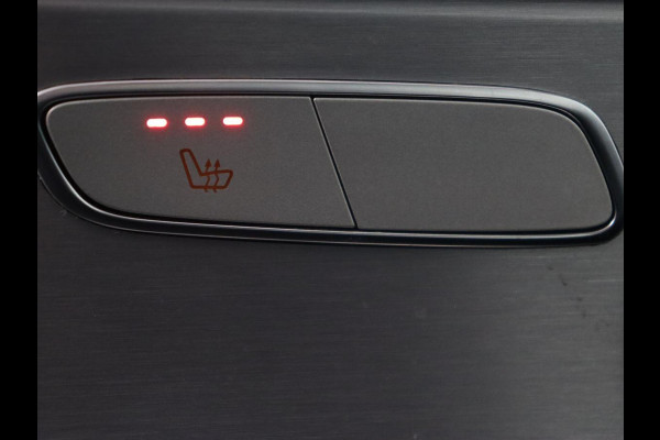 Mercedes-Benz C-Klasse 200 AMG Night | Leder | Stoelverwarming | Full LED | Park Assist | Navigatie | Climate control | Cruise control | Bluetooth