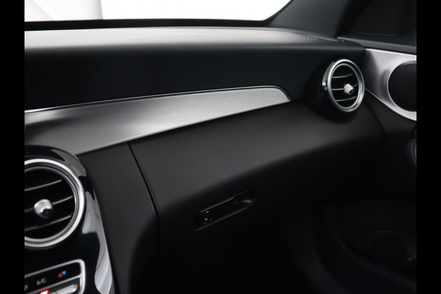 Mercedes-Benz C-Klasse 200 AMG Night | Leder | Stoelverwarming | Full LED | Park Assist | Navigatie | Climate control | Cruise control | Bluetooth
